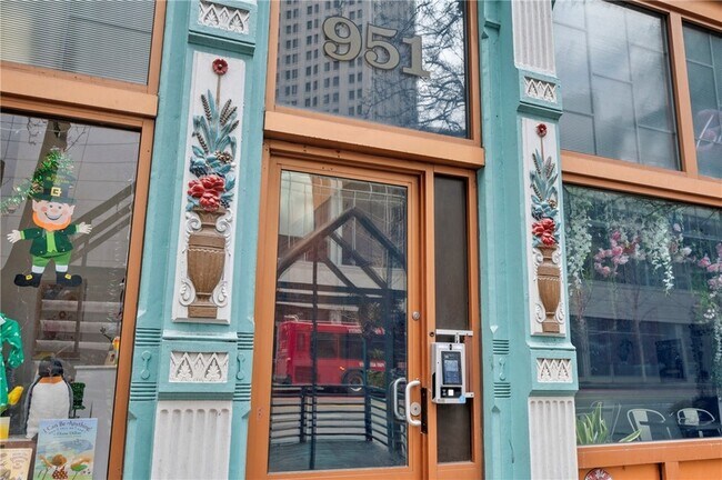 Building Photo - 951 Liberty Ave