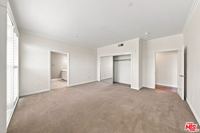 Building Photo - 956 S Wilton Pl