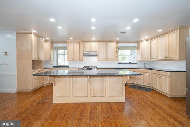 Building Photo - 714 Greythorne Rd