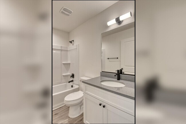 Building Photo - E. 7th Duplex