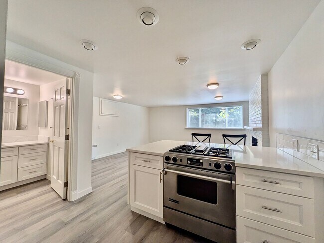 Building Photo - 9938 SW Terwilliger Blvd