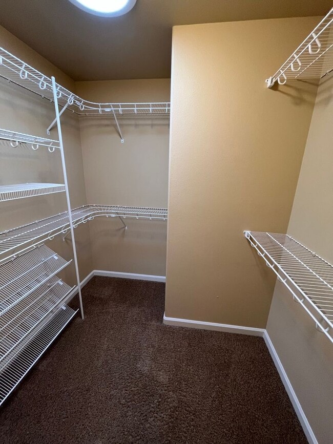 Building Photo - Spacious SE Bend 3 Bed/2.5 Bath on Corner ...