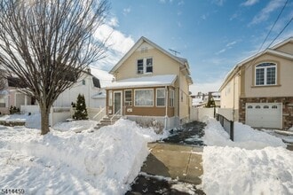 Building Photo - 529 Ainsworth St