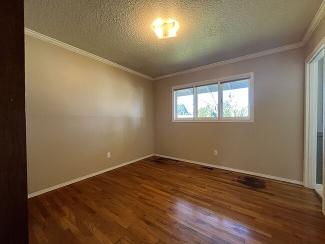 Building Photo - Classic Comfort: 3-Bed, 1.5-Bath Home with Covered Patio & Deck