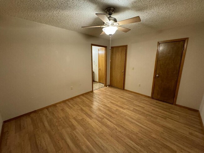 Building Photo - 625 Lakeview Ave