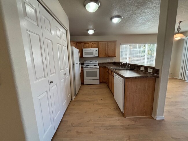 Building Photo - 3 Bedroom 2.5 Bath Duplex