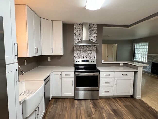 Building Photo - Charming 2 Bed 1 Bath Duplex in Downtown I...