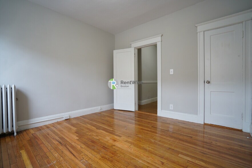 Building Photo - 221 Kelton St