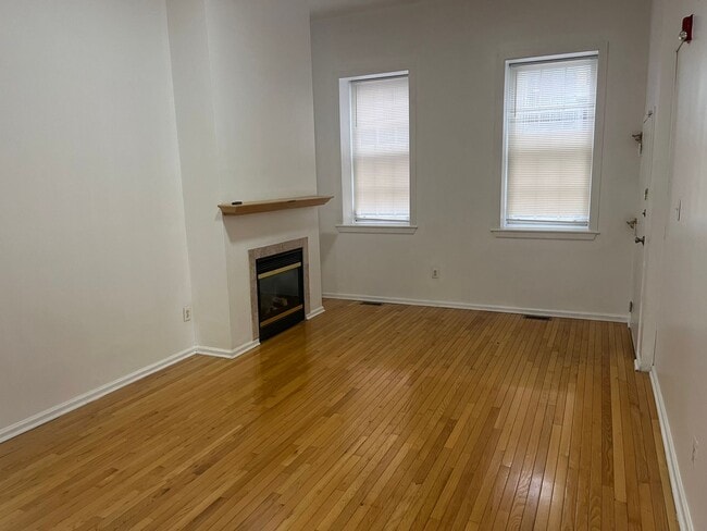 Primary Photo - Bright Old City Loft