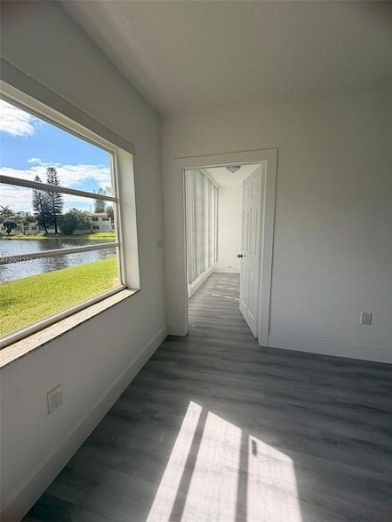 Building Photo - 20111 NE 27th Ct