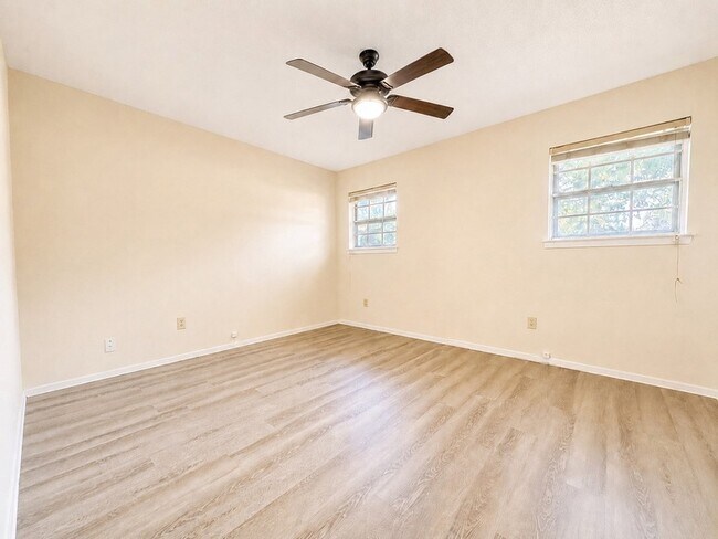 Building Photo - 2025 Meadow Glen