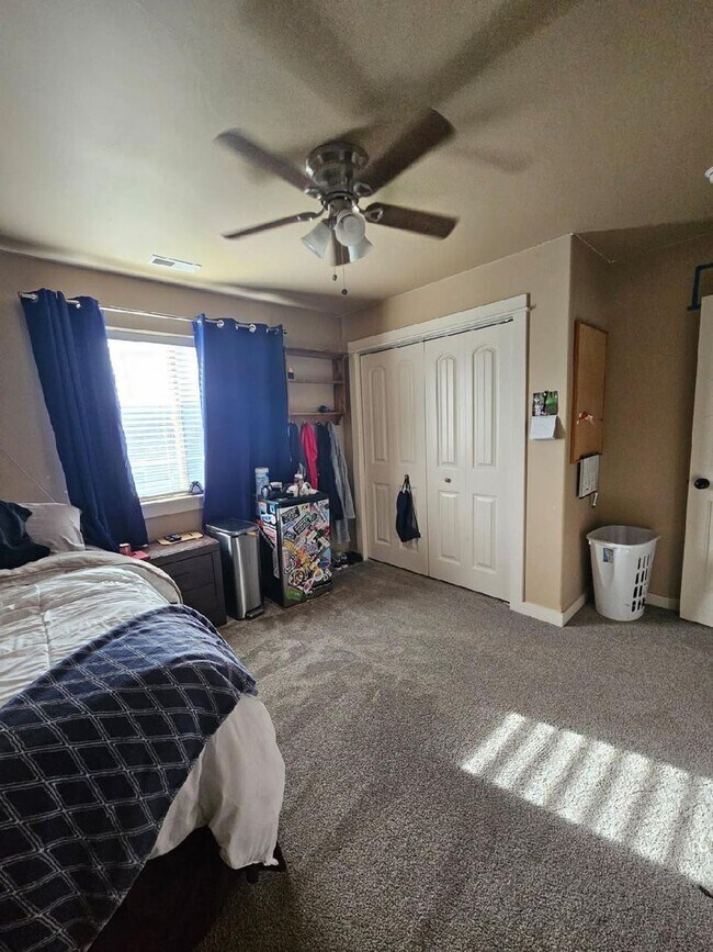 Building Photo - 3 Bedroom 2.5 bath condo located in Four Corners