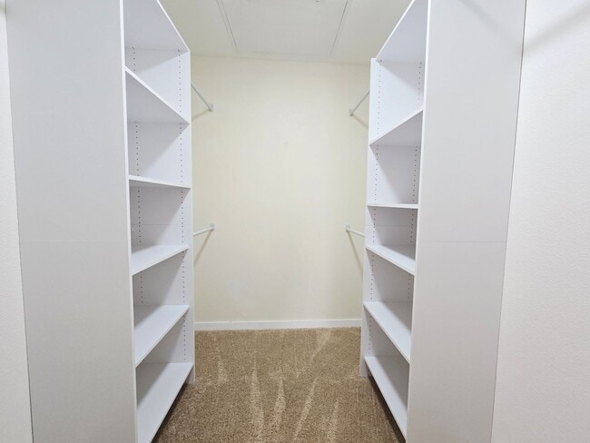 Building Photo - RENOVATED 2BD/2BA NEAR STRIP!