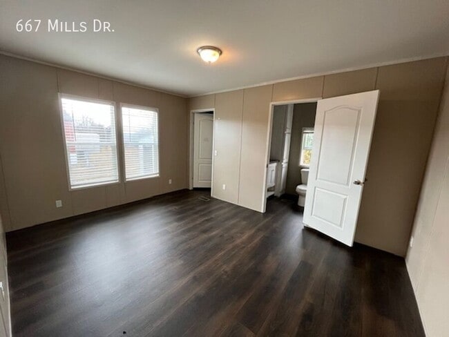 Building Photo - 667 W Mills Dr