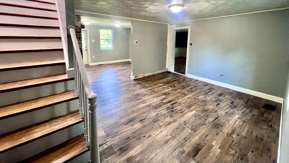 Foyer - Pic 1 - 3801 Seaford Rd