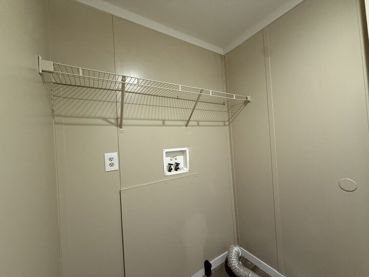 Building Photo - 118 E Semands St