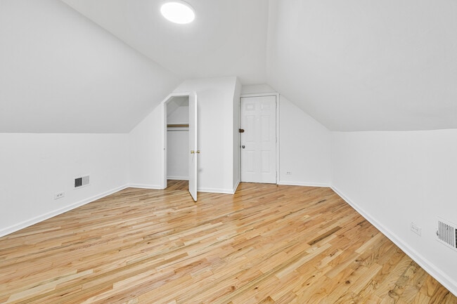 Building Photo - 3037 N Southport Ave