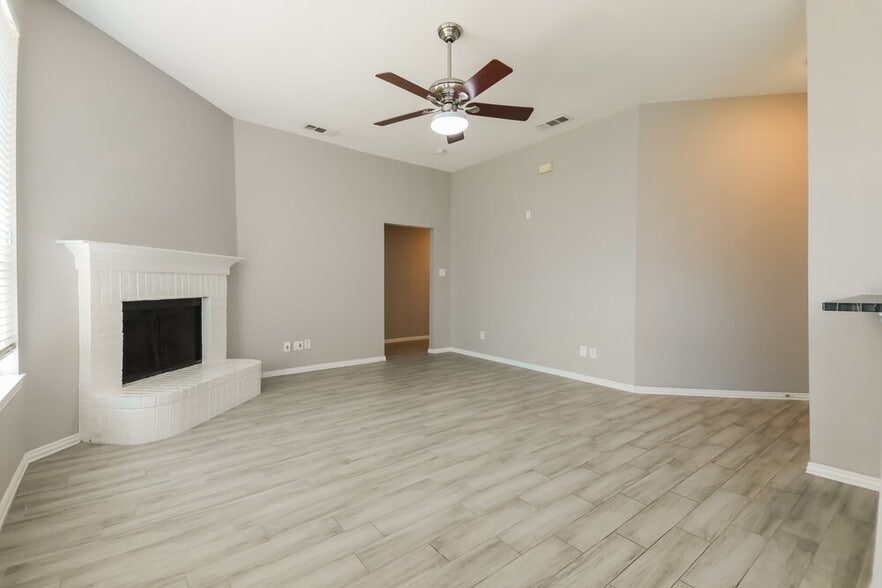Building Photo - 2504 Castle Ridge Dr