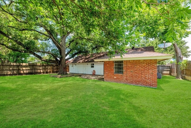 Building Photo - 7119 Bellaire Blvd