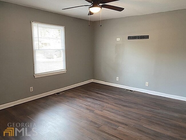 Building Photo - 221 Banberry Dr SE