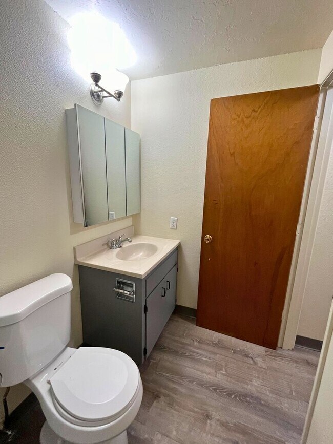 Building Photo - (CAM 10)  Very Nice Large 1 bed Apt - Clos...