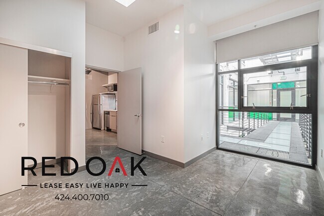 Building Photo - 430 S Broadway