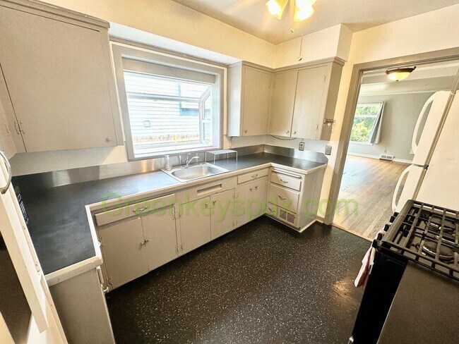 Building Photo - Gorgeous 2 Bedroom with finished basement,...