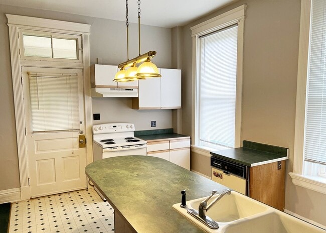 Building Photo - 2922 Jefferson Ave