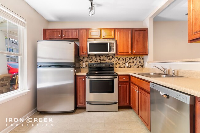 Building Photo - Stylish 2BR/2.5BA Townhome in Desirable Fl...