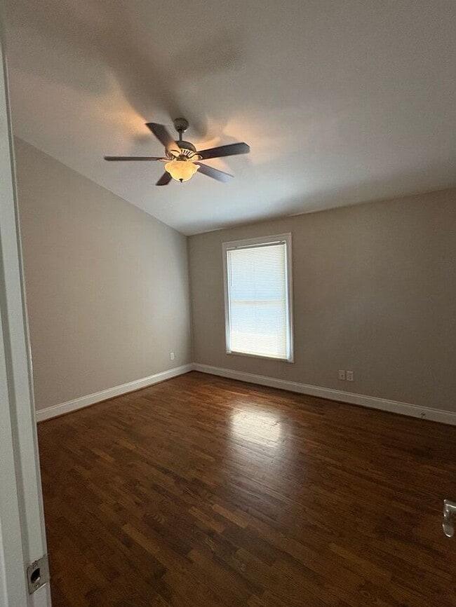 Building Photo - Spacious 2 Bedroom Townhome