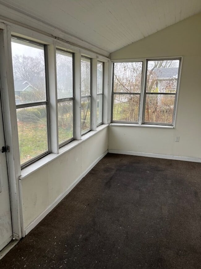 Building Photo - Cozy Multi-Level Living Close to Downtown