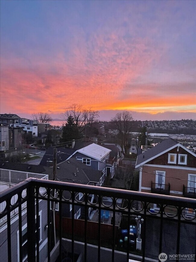 Building Photo - 1909 10th Ave W