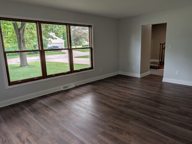 Building Photo - Spacious 4 bedroom 3 bathroom family home in Neenah