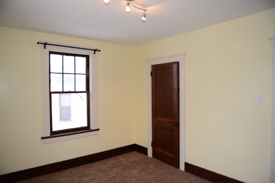 Building Photo - 9 Dinsmore Ave