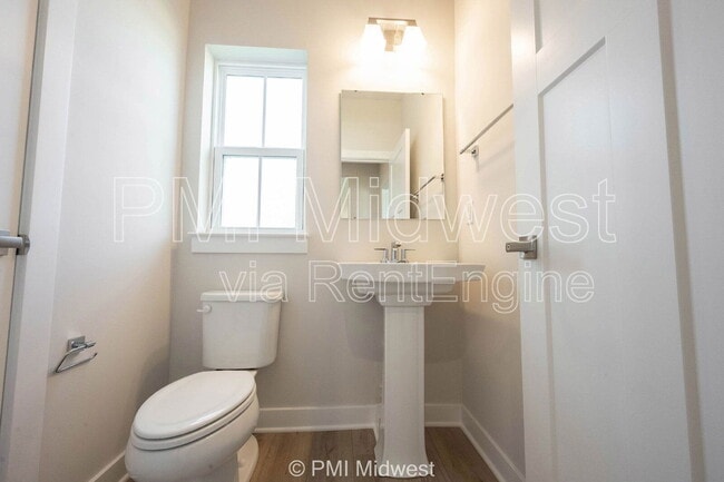 Building Photo - 581 Roosevelt St