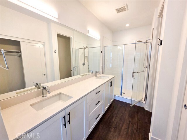 Building Photo - 164 Placemark