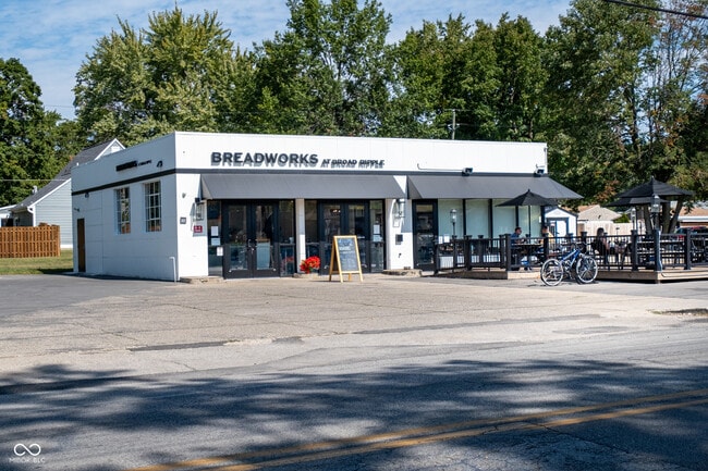 Building Photo - 719 E 53rd St
