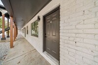 Building Photo - 1152 S Quaker Ave