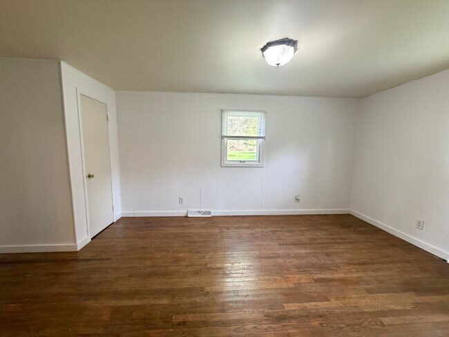 Building Photo - Adorable Home in Lowell School District