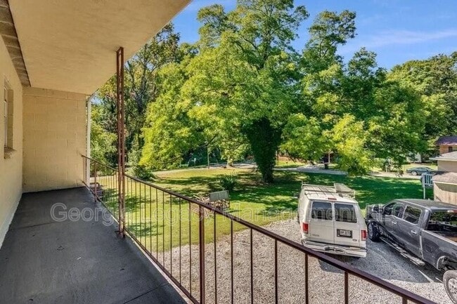 Building Photo - 65 Hughes St