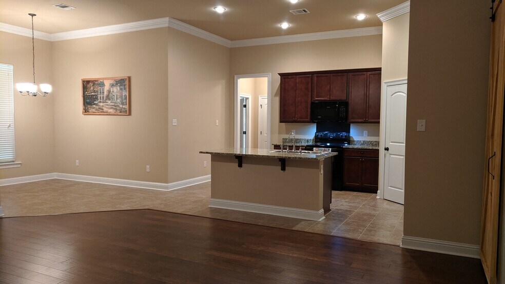 Building Photo - 742 Red Pine Dr