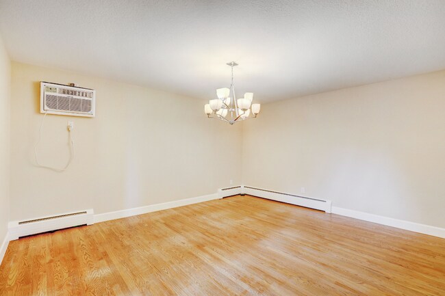 Building Photo - Spacious & Modern Home in Crestmoor Park!