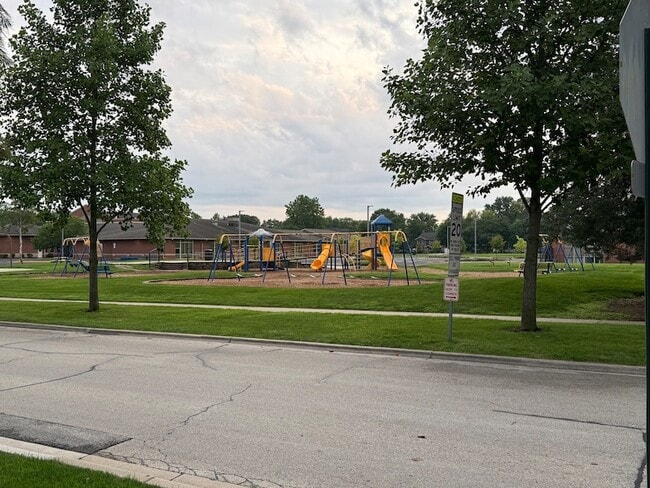 Building Photo - 321 N Fairview Ave