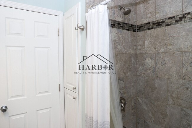 Building Photo - Single Family Home in SE Rochester Availab...