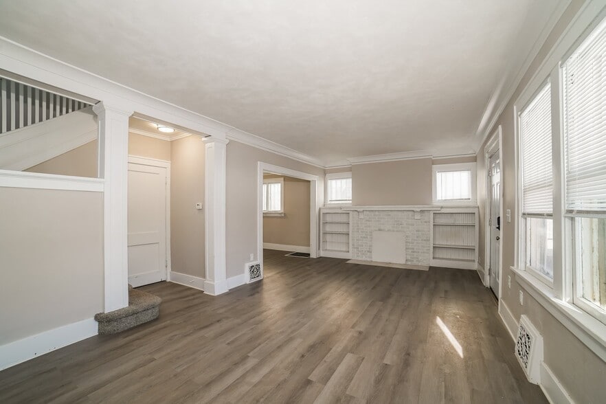 Building Photo - 1217 N Bourland Ave