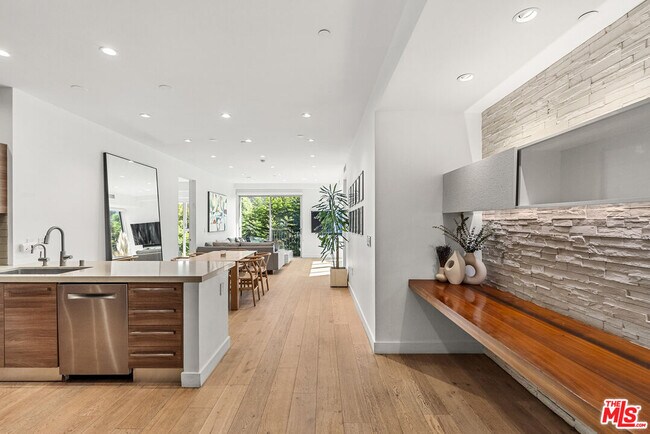 Building Photo - 855 Croft Ave