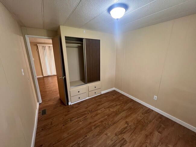 Building Photo - Quiet 2 bedroom home