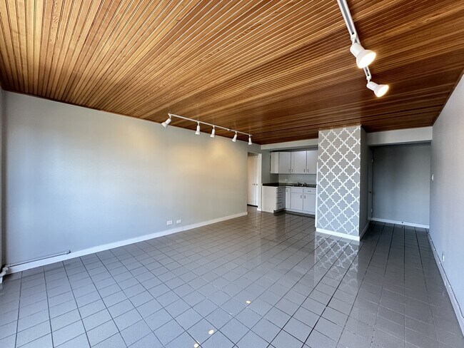 Building Photo - 428 W Wellington Ave