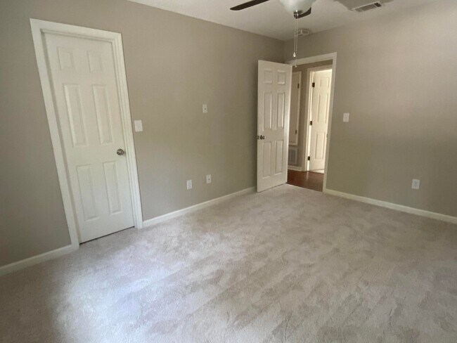 Building Photo - 654 Tara Ln