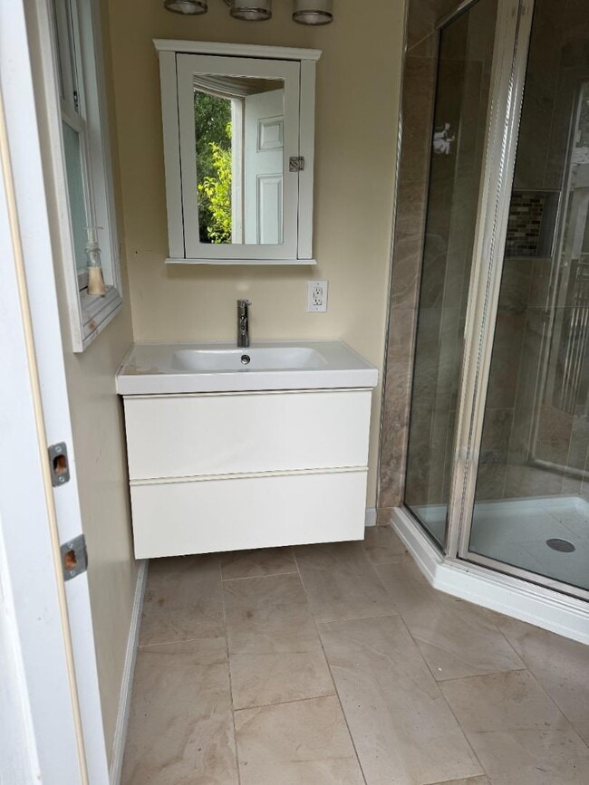 Building Photo - 1359 Country Club Dr